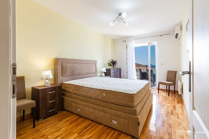 Geräumige Duplex-Wohnung mit Meerblick in Sveti Stefan