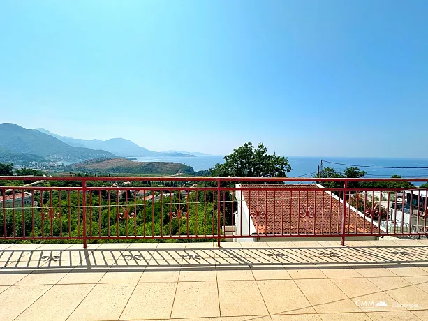 Dreistöckiges Haus mit Meerblick in Zagradje