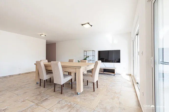 GERÄUMIGE, VOLL MÖBLIERTE WOHNUNG IN BUDVA MIT GARAGE UND TESLA-LADEGERÄT