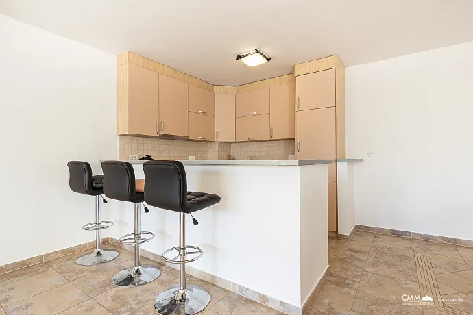 GERÄUMIGE, VOLL MÖBLIERTE WOHNUNG IN BUDVA MIT GARAGE UND TESLA-LADEGERÄT