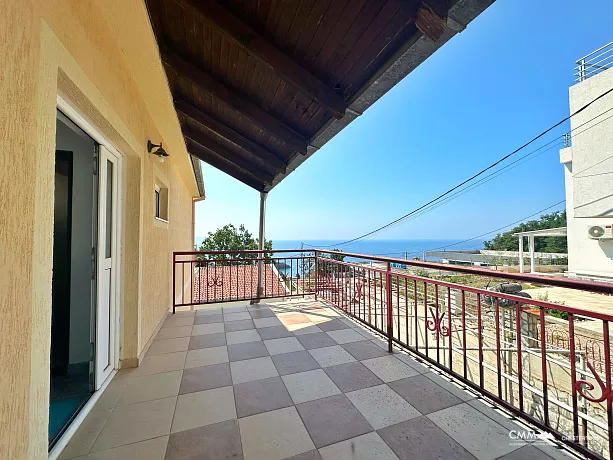 Dreistöckiges Haus mit Meerblick in Zagradje