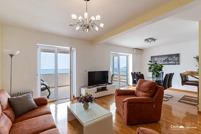 Geräumige Duplex-Wohnung mit Meerblick in Sveti Stefan