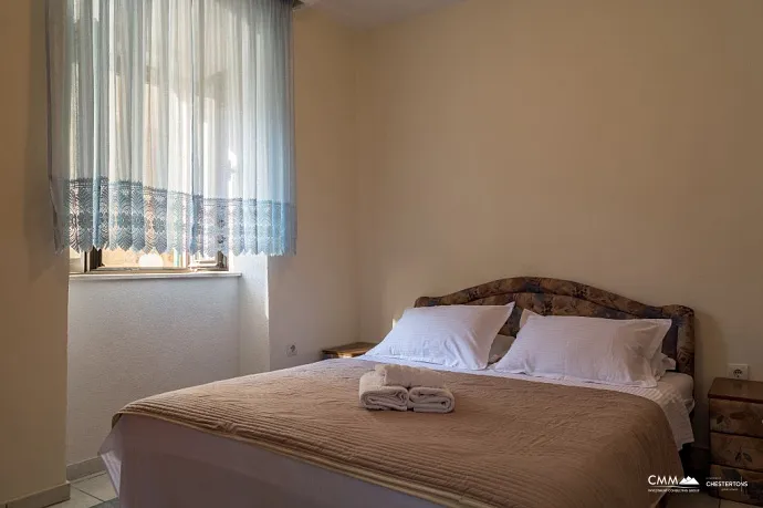 Zwei Häuser mit einem Restaurant in der ersten Reihe