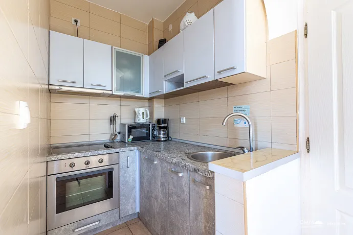 Gemütliche Wohnung in Bigovo direkt am Meer — mit Terrasse und Meerblick