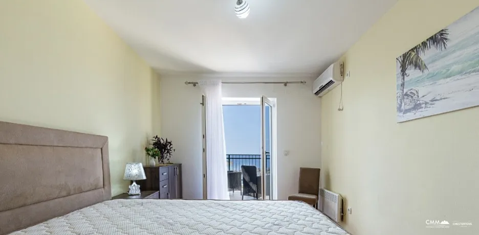 Geräumige Duplex-Wohnung mit Meerblick in Sveti Stefan