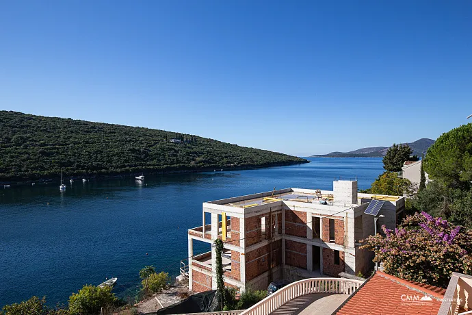 Gemütliche Wohnung in Bigovo direkt am Meer — mit Terrasse und Meerblick