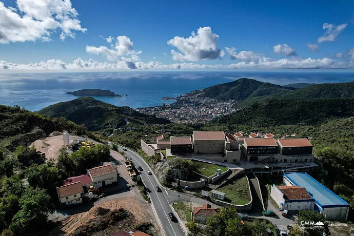 Urbanisiertes Grundstück mit Meerblick und eigener Wasserquelle – Lapčići, 1.000 m²