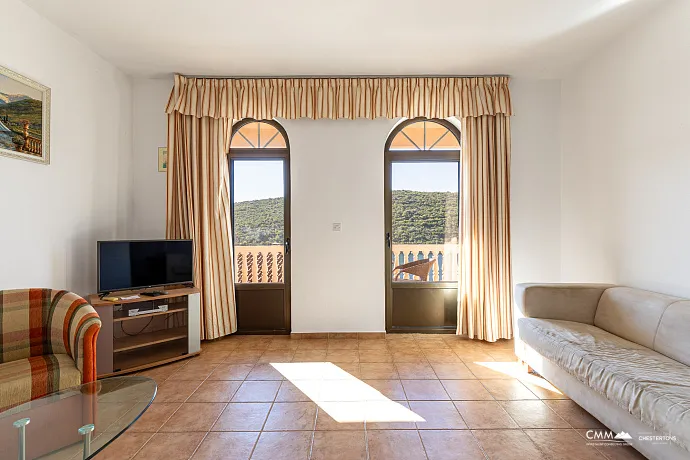 Gemütliche Wohnung in Bigovo direkt am Meer — mit Terrasse und Meerblick