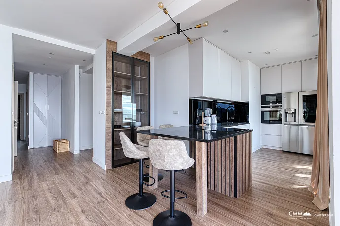 Geniş teraslı, tamamen eşyalı lüks bir daire.