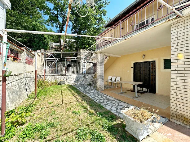 Dreistöckiges Haus mit Meerblick in Zagradje
