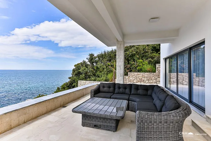 Villa mit Pool in der ersten Reihe in der Nähe von Bar