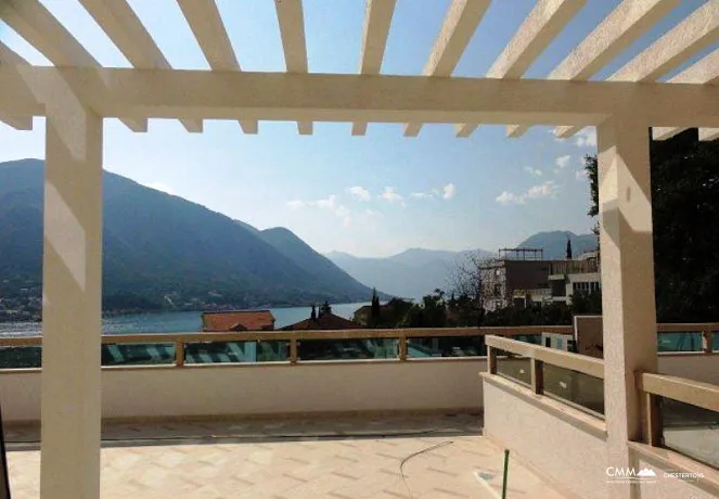 Einzimmerwohnung in Dobrota mit Meerblick