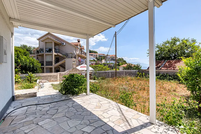 Zweifamilienhaus mit traumhaftem Blick auf die Adria. Perfekt für Eigennutzung oder als Kapitalanlage.