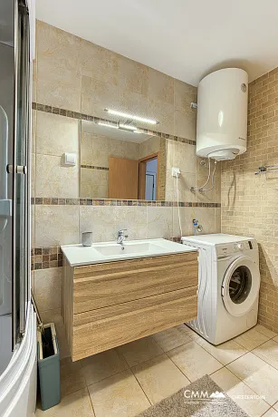 GERÄUMIGE, VOLL MÖBLIERTE WOHNUNG IN BUDVA MIT GARAGE UND TESLA-LADEGERÄT