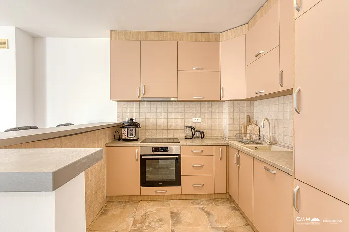 GERÄUMIGE, VOLL MÖBLIERTE WOHNUNG IN BUDVA MIT GARAGE UND TESLA-LADEGERÄT