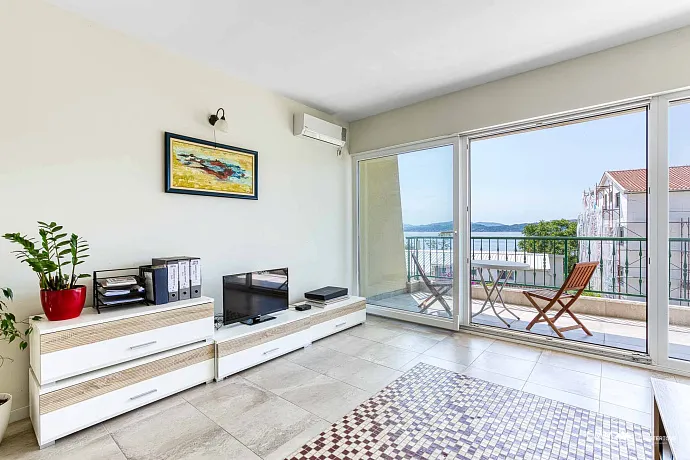 Wohnung mit Meerblick, Bijela