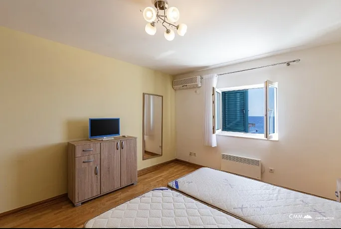 Geräumige Duplex-Wohnung mit Meerblick in Sveti Stefan