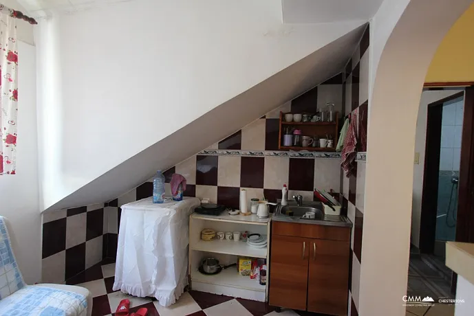Dreistöckiges Haus in einer ruhigen Gegend von Budva