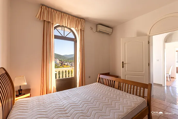 Gemütliche Wohnung in Bigovo direkt am Meer — mit Terrasse und Meerblick