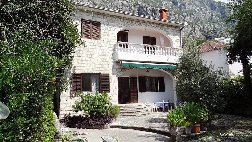 Haus in der ersten Meereslinie in Dobrota, Kotor