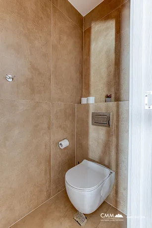 Geniş teraslı, tamamen eşyalı lüks bir daire.