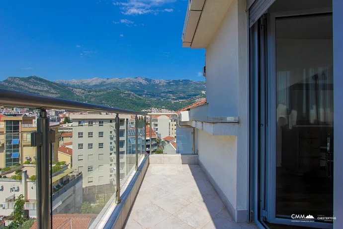 Zum Verkauf steht eine geräumige Wohnung in Budva mit Blick auf die Stadt