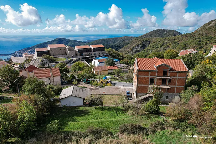 Urbanisiertes Grundstück mit Meerblick und eigener Wasserquelle – Lapčići, 1.000 m²