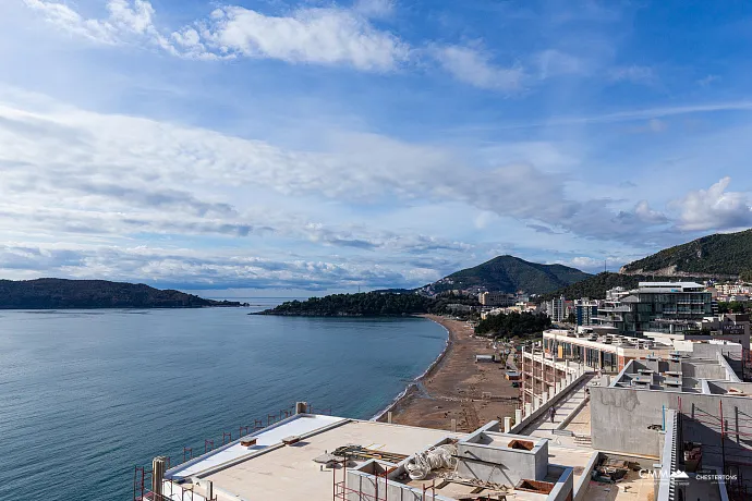 Geniş teraslı, tamamen eşyalı lüks bir daire.