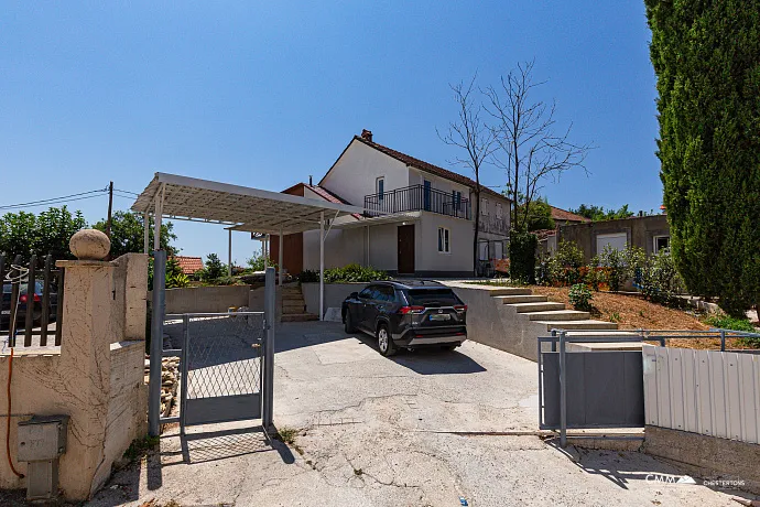 Zweifamilienhaus mit traumhaftem Blick auf die Adria. Perfekt für Eigennutzung oder als Kapitalanlage.