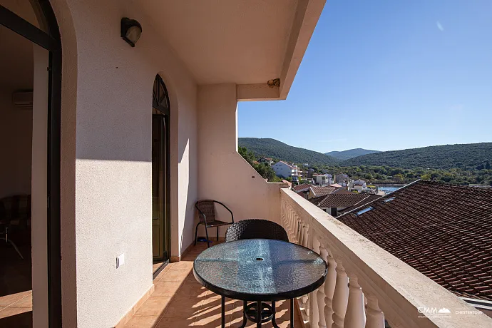 Gemütliche Wohnung in Bigovo direkt am Meer — mit Terrasse und Meerblick