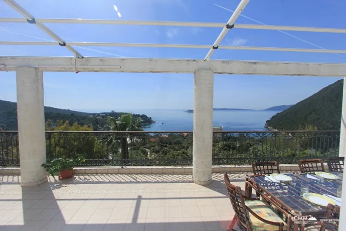 Luxusvilla mit Meerblick