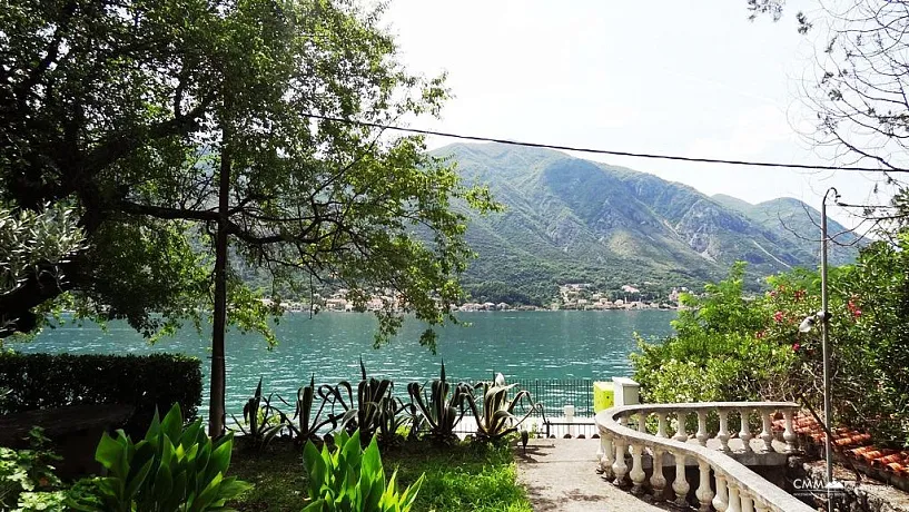 Haus in der ersten Meereslinie in Dobrota, Kotor