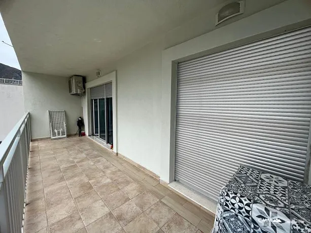 Zu verkaufen ist eine Wohnung mit zwei Schlafzimmern in Kotor in der Nähe des Meeres