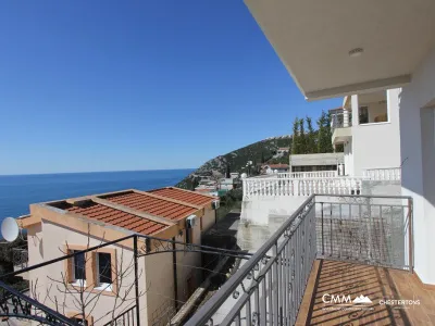 Modernes Haus mit Panoramablick auf das Meer