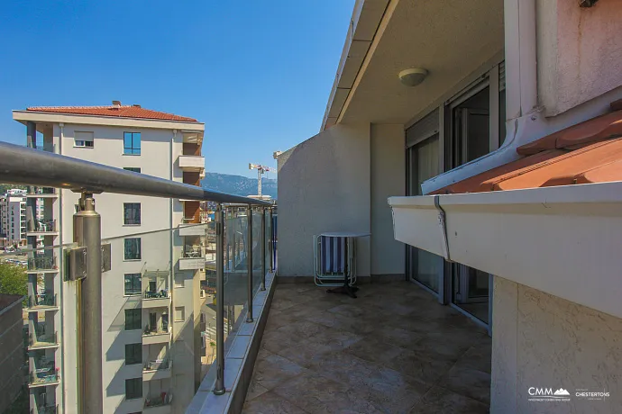 Zum Verkauf steht eine geräumige Wohnung in Budva mit Blick auf die Stadt