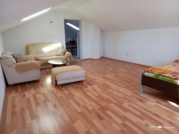 Drei -Story -geräumiges Haus in Tivat