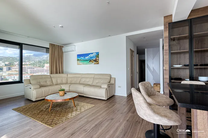 Geniş teraslı, tamamen eşyalı lüks bir daire.