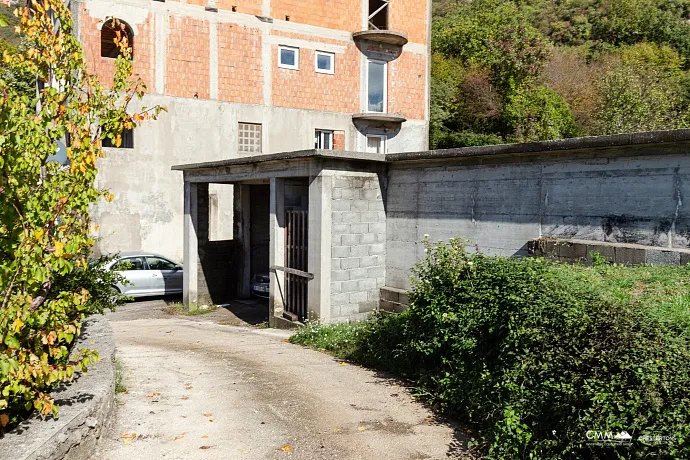 Urbanisiertes Grundstück mit Meerblick und eigener Wasserquelle – Lapčići, 1.000 m²