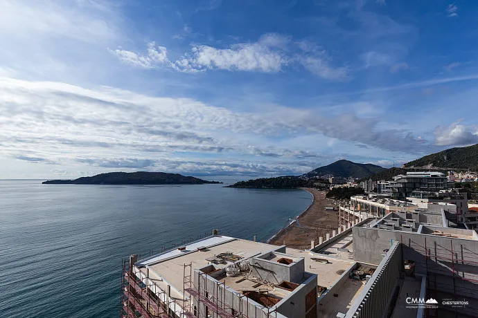 Geniş teraslı, tamamen eşyalı lüks bir daire.