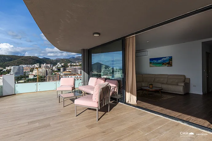 Geniş teraslı, tamamen eşyalı lüks bir daire.