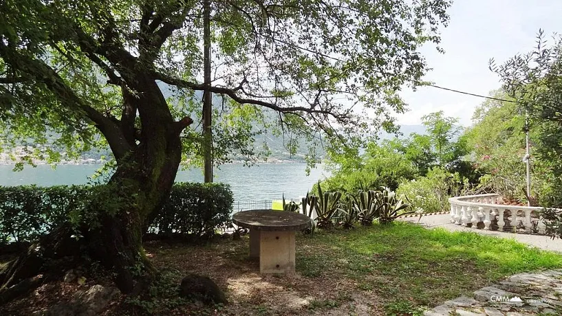 Haus in der ersten Meereslinie in Dobrota, Kotor