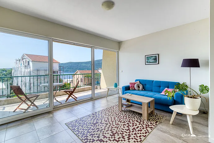 Wohnung mit Meerblick, Bijela