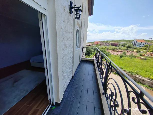 Schöne möblierte Wohnung zum Verkauf in Krimovica, in der Nähe von Budva