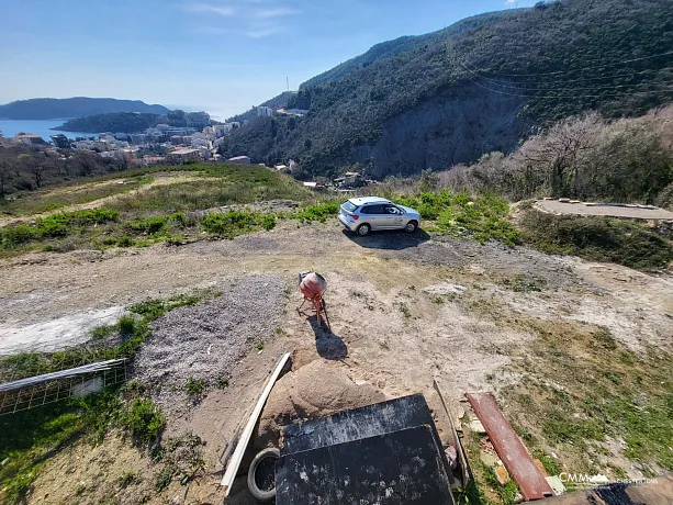 Grundstück mit Haus in Ivanovići, 905m²