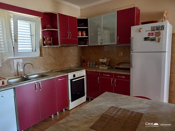 Drei -Story -geräumiges Haus in Tivat