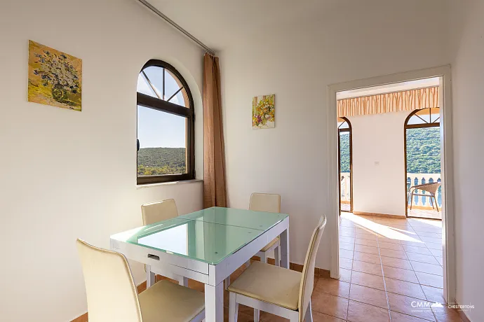 Gemütliche Wohnung in Bigovo direkt am Meer — mit Terrasse und Meerblick