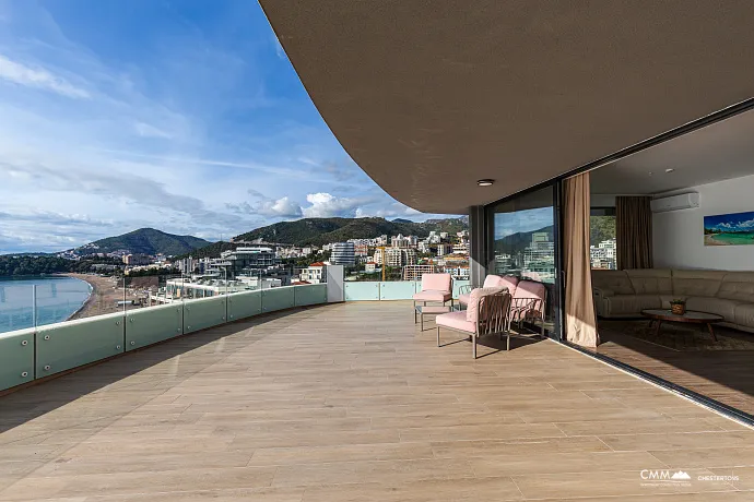 Geniş teraslı, tamamen eşyalı lüks bir daire.