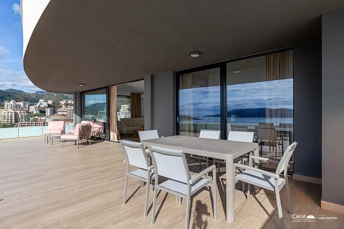 Geniş teraslı, tamamen eşyalı lüks bir daire.