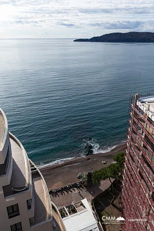 Geniş teraslı, tamamen eşyalı lüks bir daire.