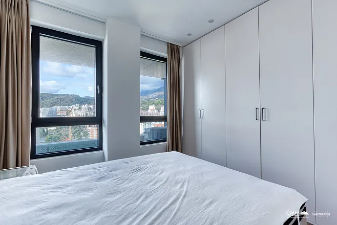 Geniş teraslı, tamamen eşyalı lüks bir daire.